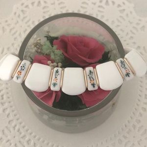 Lovely Vintage floral detail white choker necklace